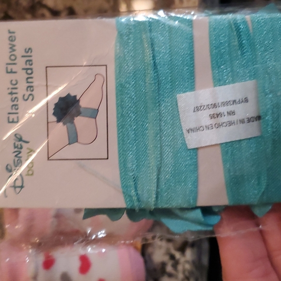 Cute baby bundle of booties - Picture 4 of 4